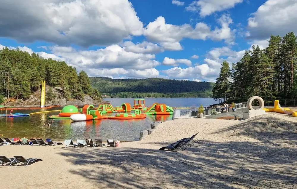 5 Bedroom Lake Front Home In Hornnes
