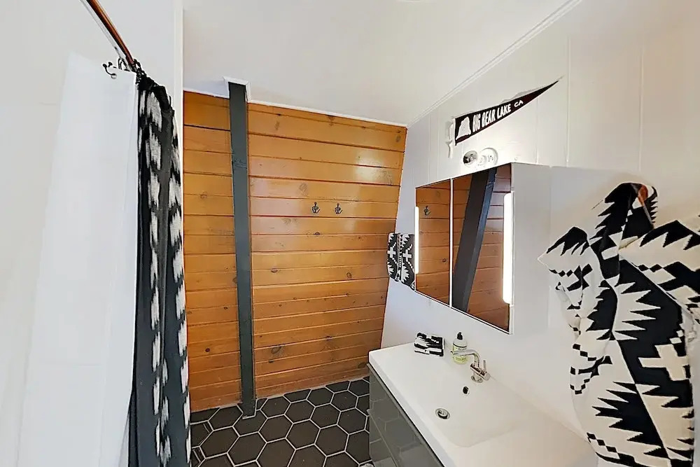 Rustic-chic Remodel W/ Fireplace, Deck & Hot Tub! 3 Bedroom Cabin