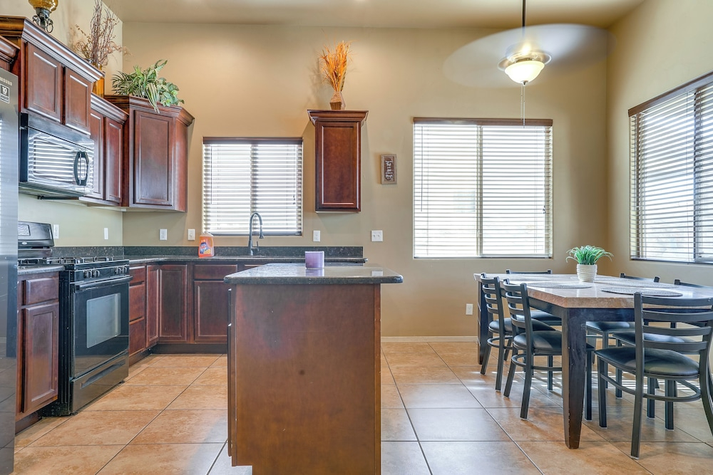 Pet-friendly Getaway w/ Mtn Views in Las Cruces!