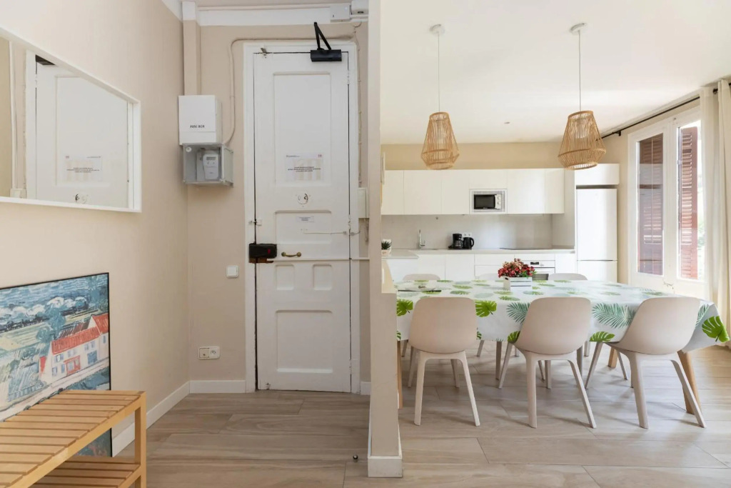 ApartEasy - Family 4-Bedroom Apartment