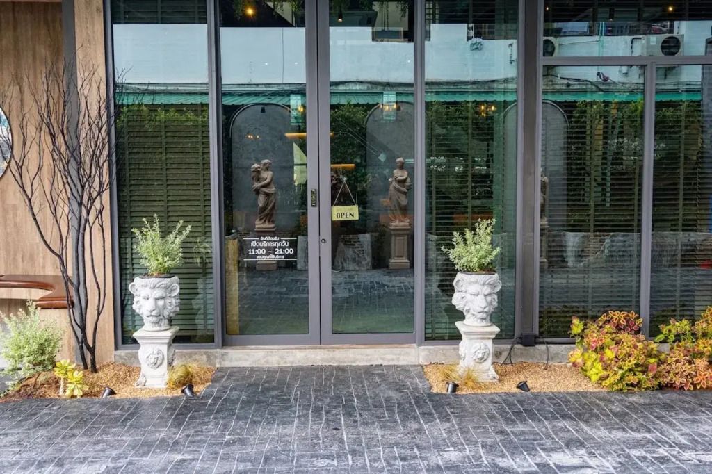J PLACE HOTEL