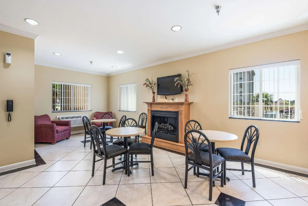 Bryant Inn And Suites