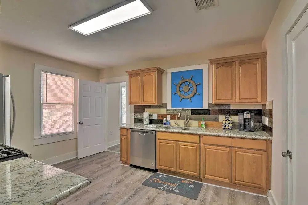 Bright Galveston Bungalow: 1/2 Mi to Pleasure Pier