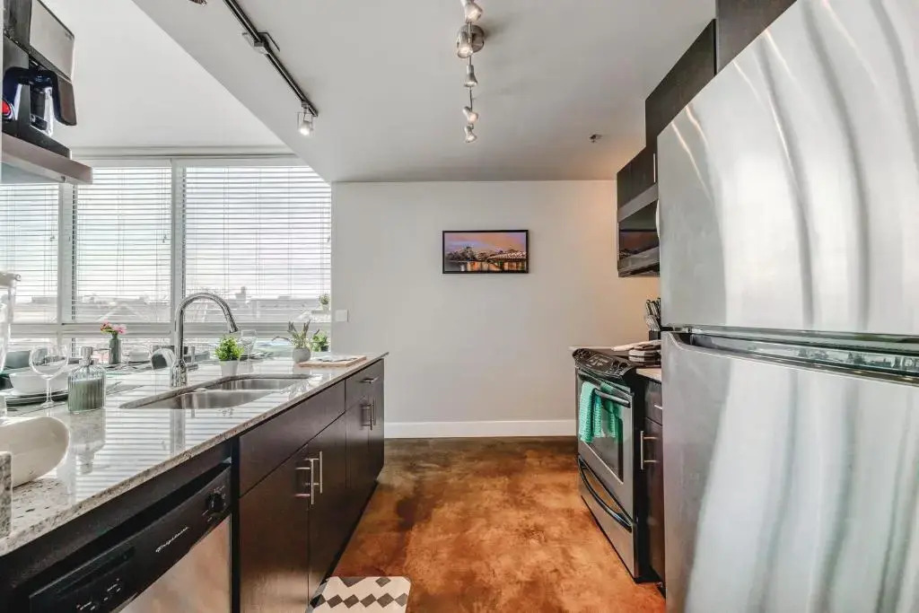 Upscale 2BR Condo - King Bed - Stunning City Views