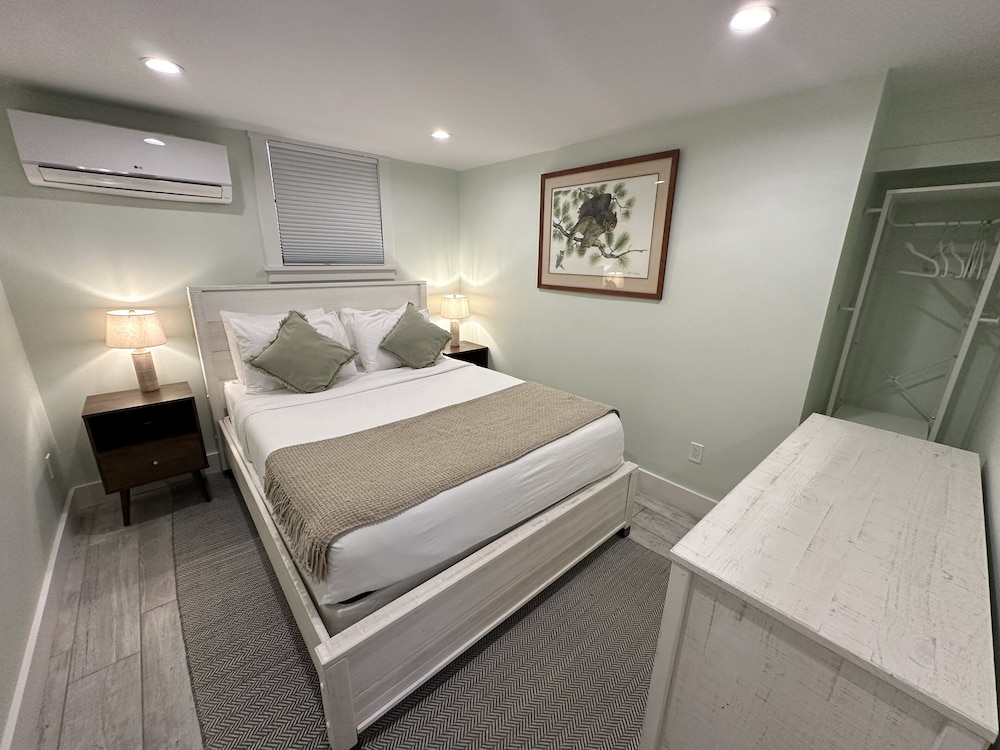 Downtown Newport 2br Apartment W/ Parking & Deck - Unit 4 2 Bedroom Apts