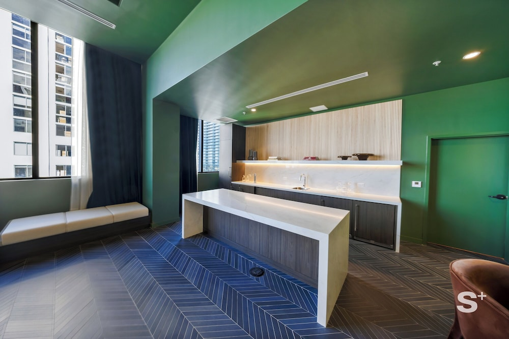 Modern and Cozy 1-BD- Rooftop pool & Gym