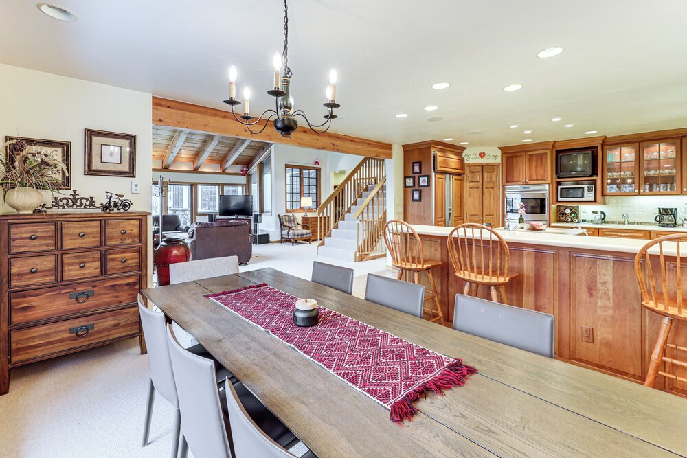 3 Mi to Vail Village: Classic Estate w/ Hot Tub