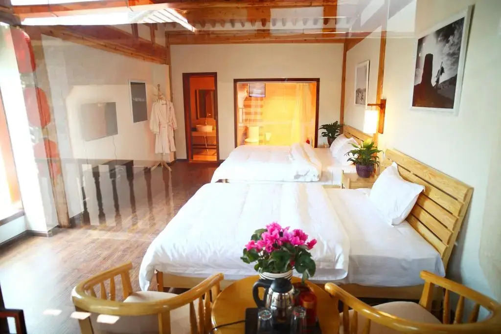 Lijiang Left Bank Holiday Inn
