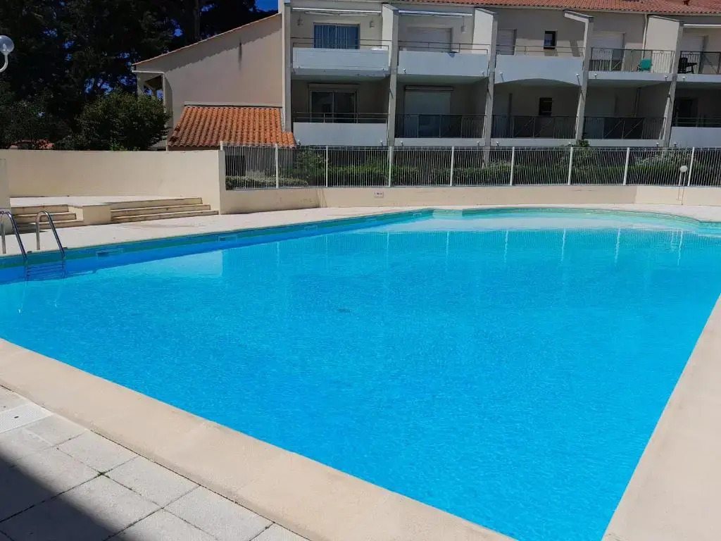 APPARTEMENT AU CALME AVEC PISCINE ET PARKING dans résidence securisée