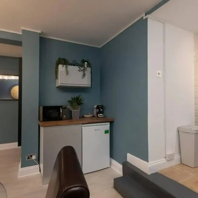 Short Walk to I360 and Beach 5 Condo With Patio