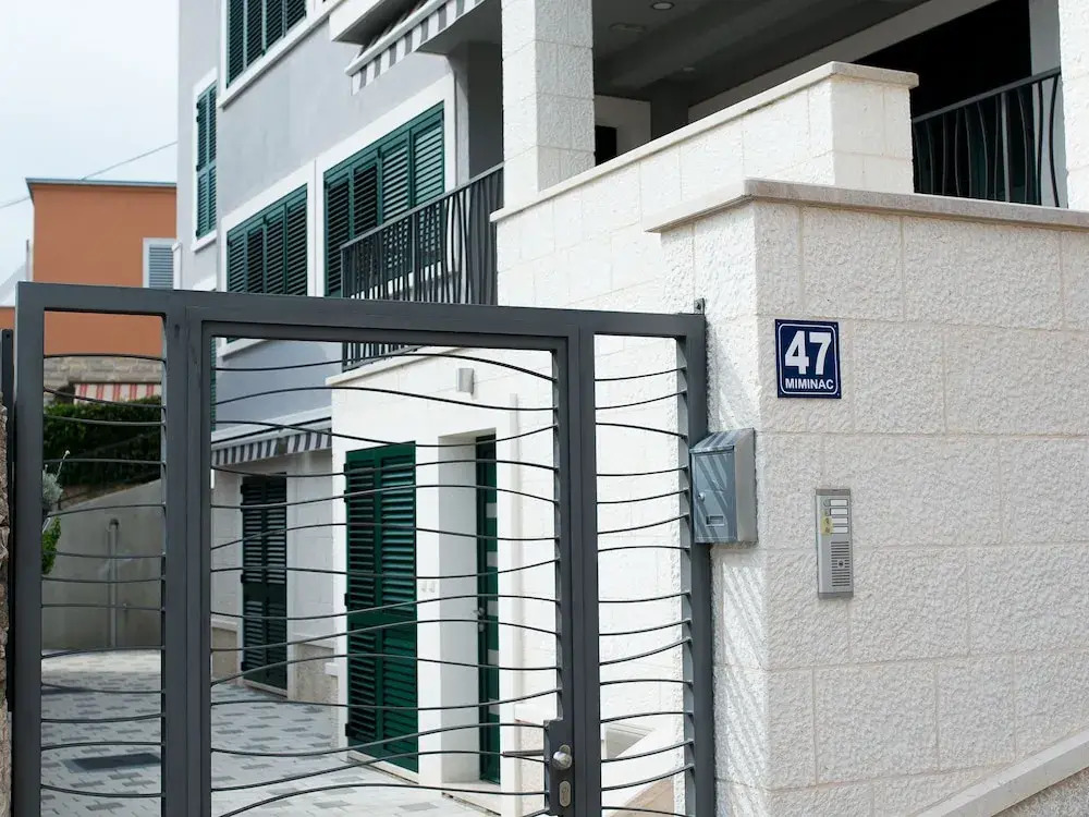 New, Modern & Comfortable, Central yet Quiet, Short Walk to old Town and Beach