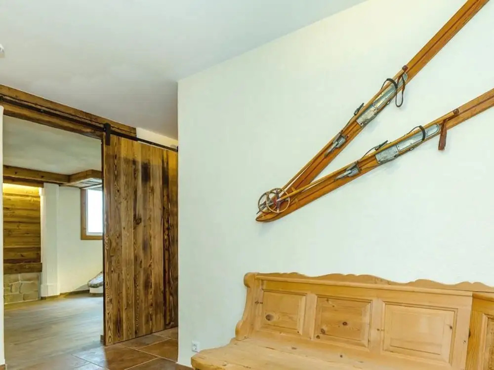 Chalet unter weissblauem Himmel