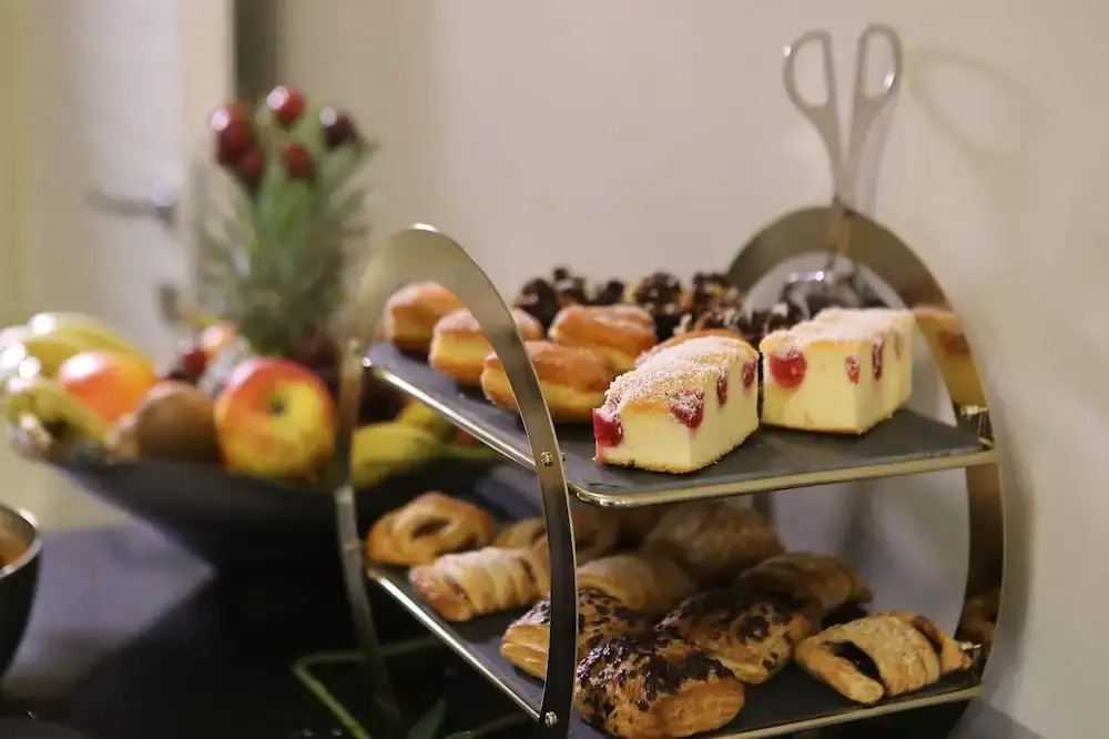 B&B Bellavista Exclusive in zona centrale con piscina riscaldata e Jacuzzi vista lago LA COLAZIONE viene servita in una pasticceria rinomata ed esclusiva esterna alla struttura