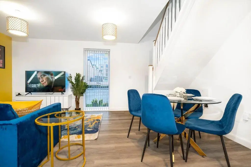 COSY Stylish 2 Bed House ✘ L SHAPE SOFA ☆ FREE PARKING, 2 Car Spaces → With 55 Inch Smart TV, FREE NETFLIX & WIFI - BY MAEVELA®