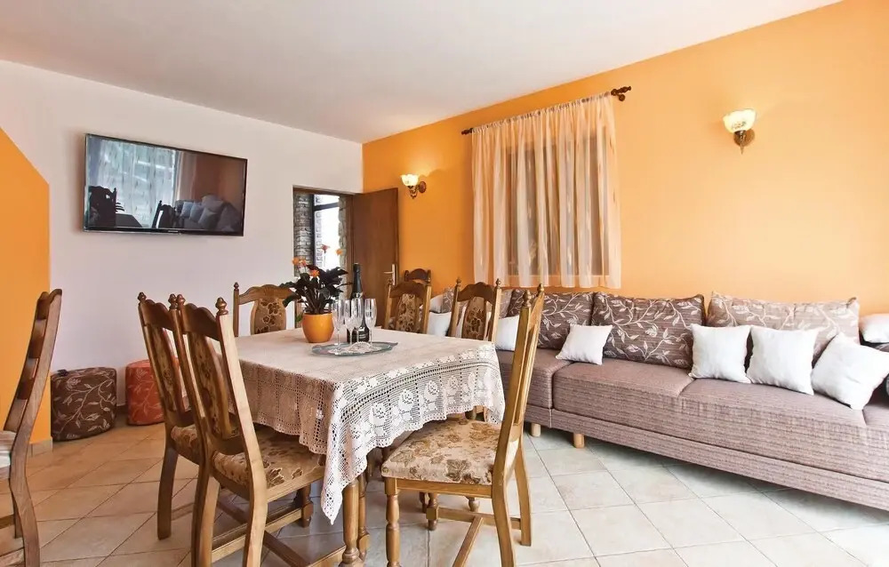 Awesome Home in Visnjan with Hot Tub, Sauna & WiFi