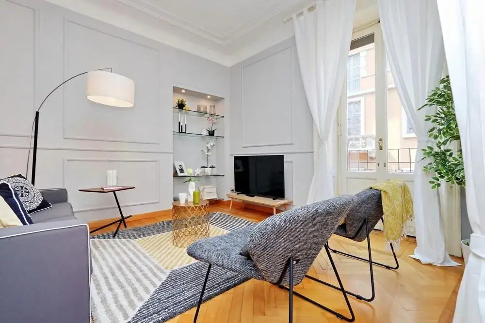 Hintown Austere Elegance