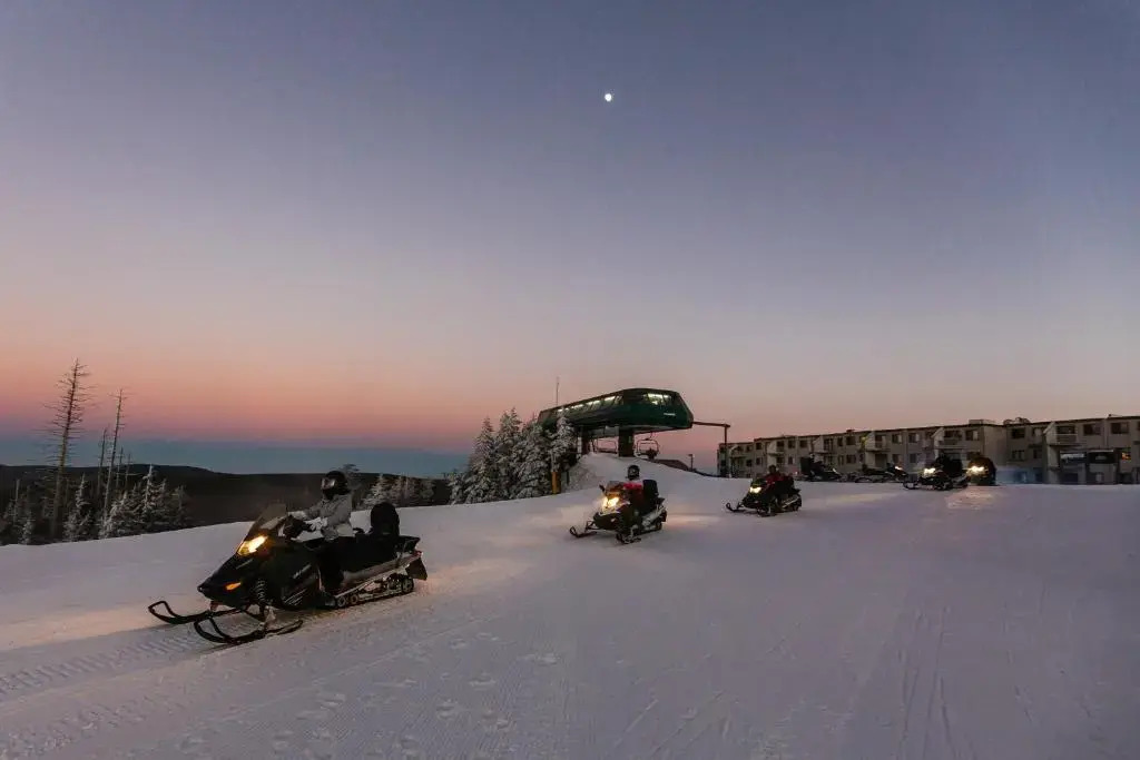 Stroll to Slopes, Village Area, Ski in-Out MtLodge 210