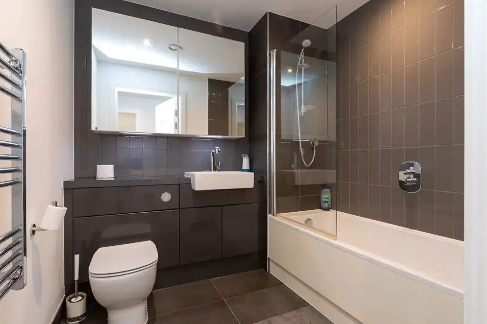Modern 1 Bedroom Apartment With Balcony in Surrey Quays