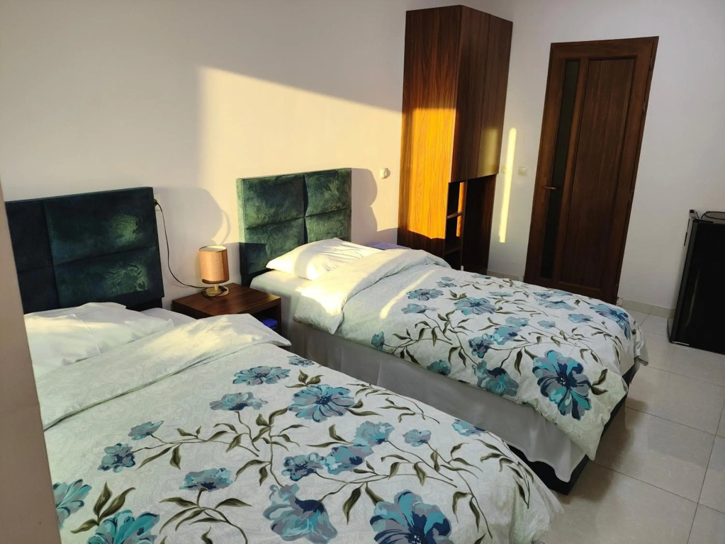 Artur's Poolside EXciting Rest house of 5 rooms