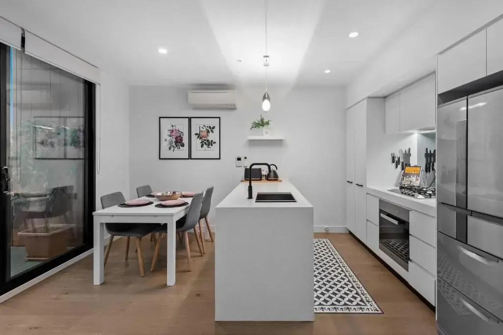 StayCentral Northcote Townhouse With Study