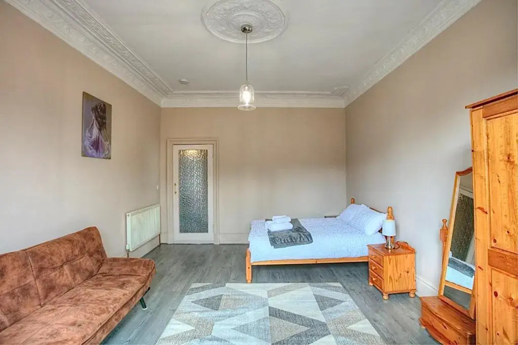 Spacious 3-Bed Apartment for Small Large Groups Close to BBC SSE Central Glasgow West End Free Parking