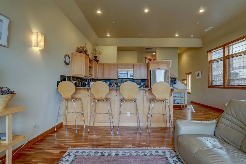 Bridge View Loft 3 Bedroom Condo by RedAwning