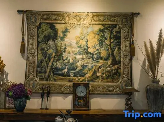 Hangzhou Shantian Half Acre Parent-child River Tracing American-style Resort B&B