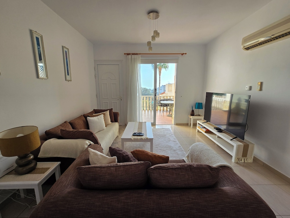 2 Bed Townhouse in Peyia Paradise