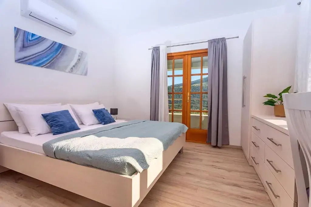 VILLA SKURA private heated pool 32m2, summer kitchen, 4 bedrooms, garden