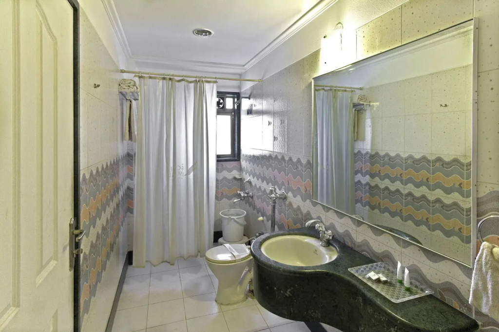 FabHotel Golden Emerald