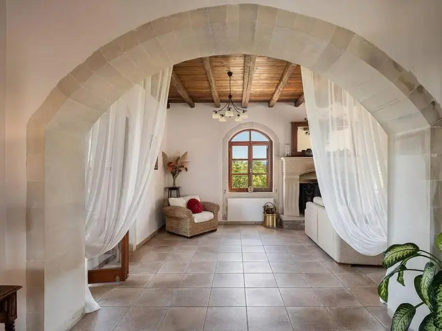 Aloni House - Spacious secluded villa with pool, up to 10 guests