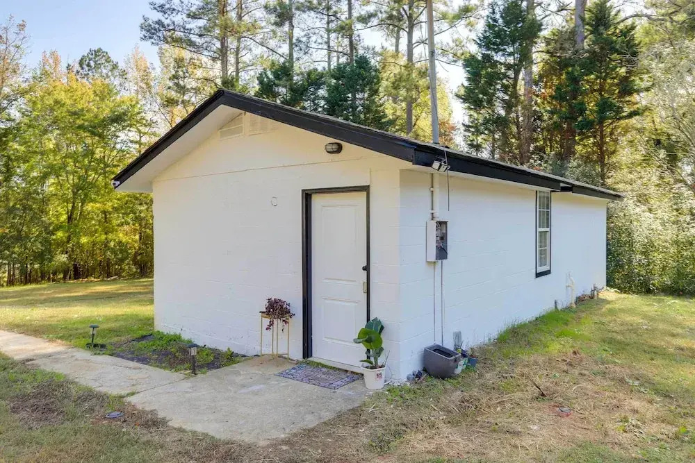 Fayetteville Guest House: Walk to Nature Preserve!