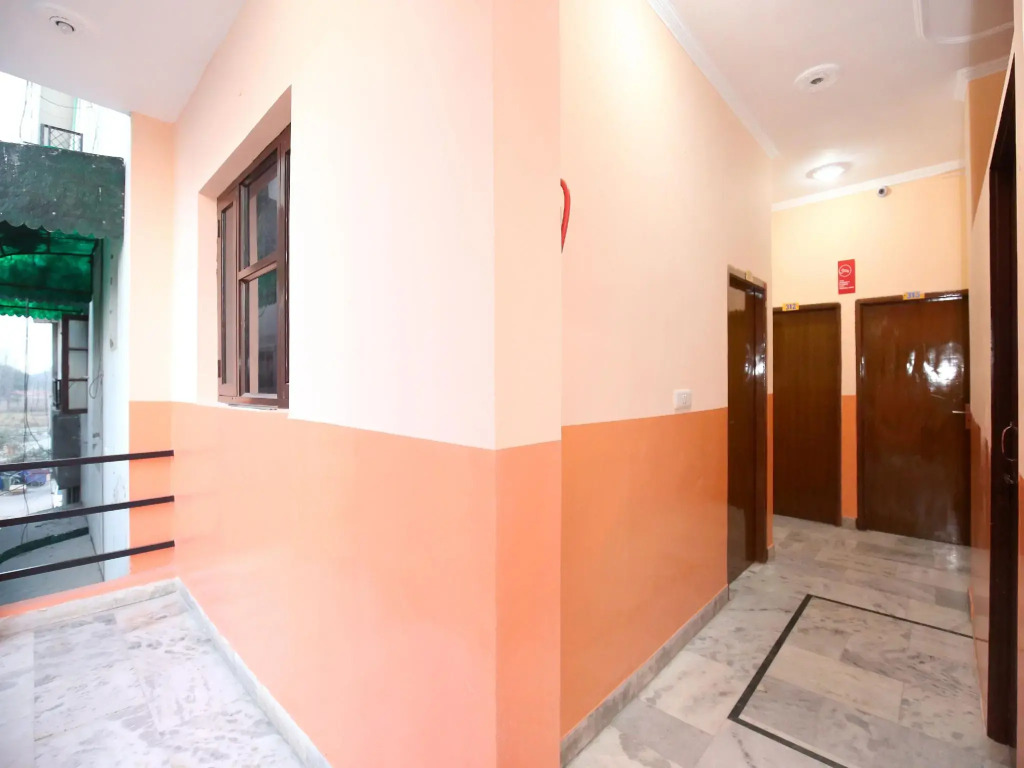 OYO 11886 Hotel Crystal
