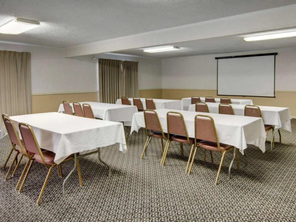Econo Lodge Conference Center