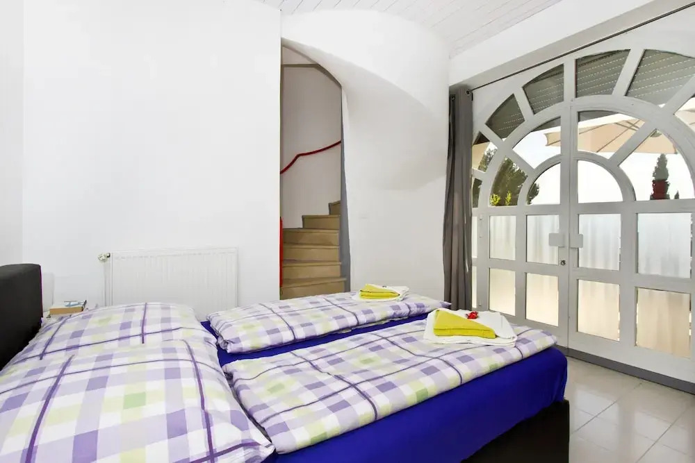 Luxury Apartment With Pool, Large Patio & sea View