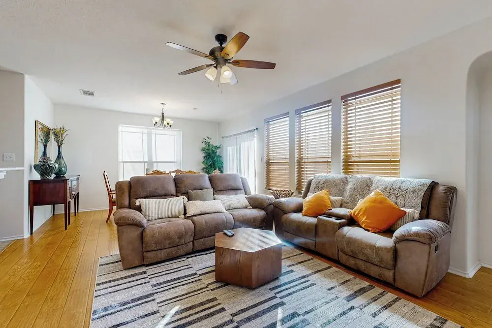 Inviting Home w/ Enlosed Yard & Gas Grill