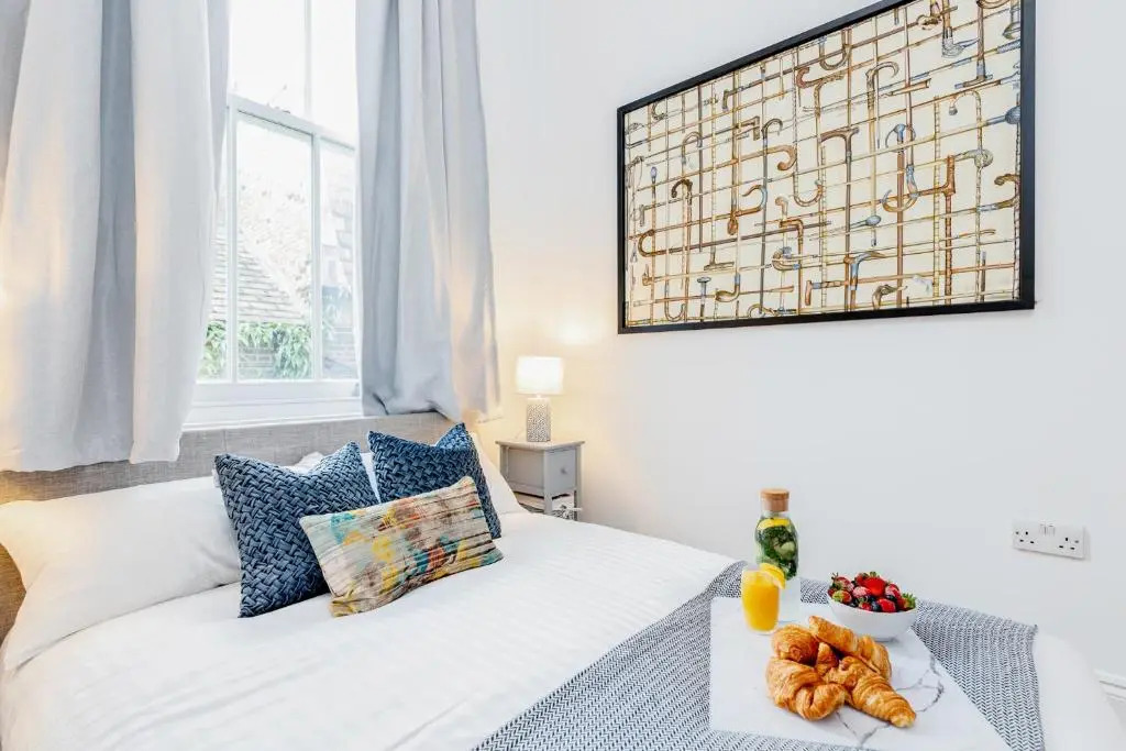 Bright & Spacious 4beds home - Kensington High Street-Olympia