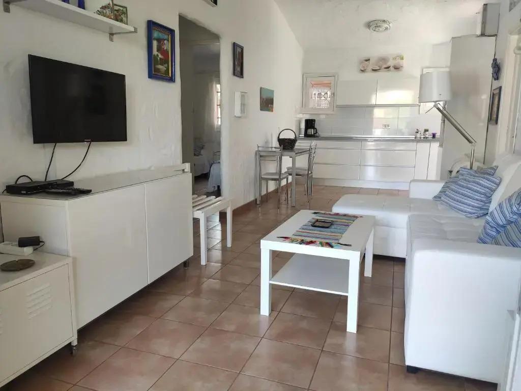 2 bedroom bungalow next Yumbo Center. free parking