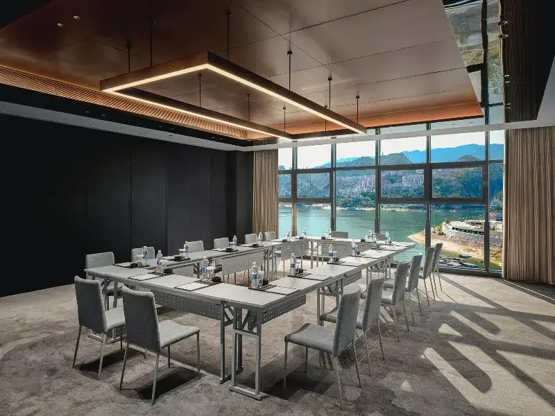 HUALUXE Hotels and Resorts Chongqing Wushan by IHG