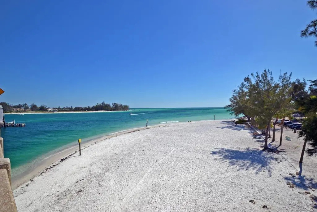 Paradise Beach - East 2414