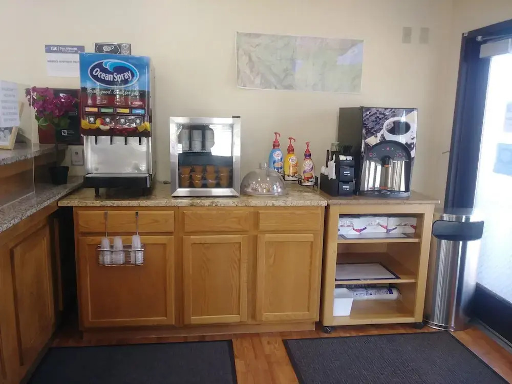 Oakridge Inn & Suites
