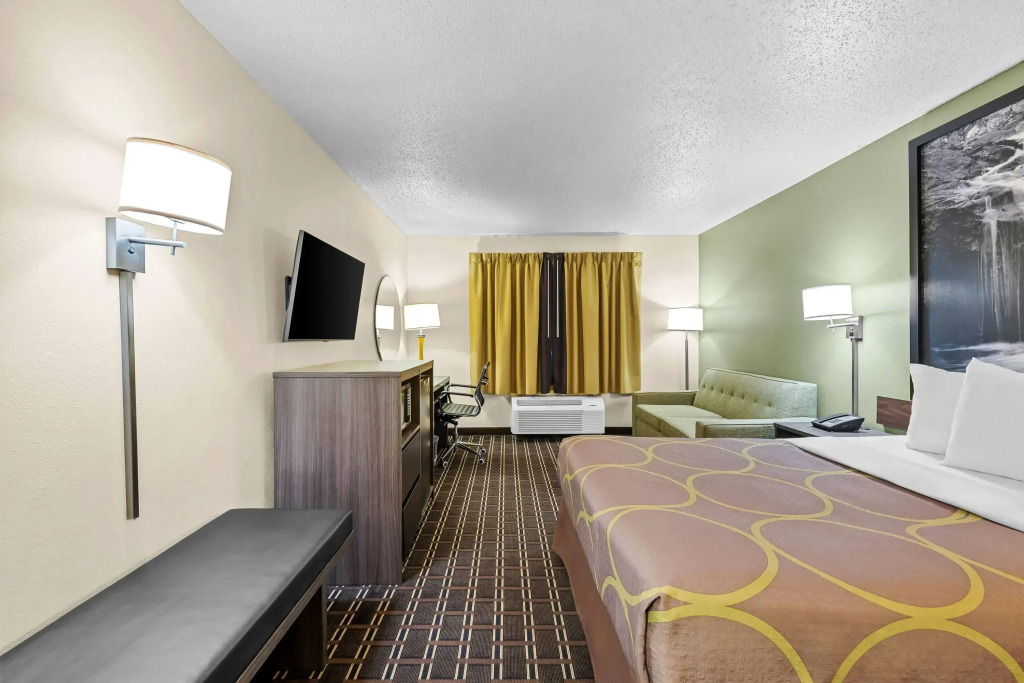 Super 8 by Wyndham Watertown WI