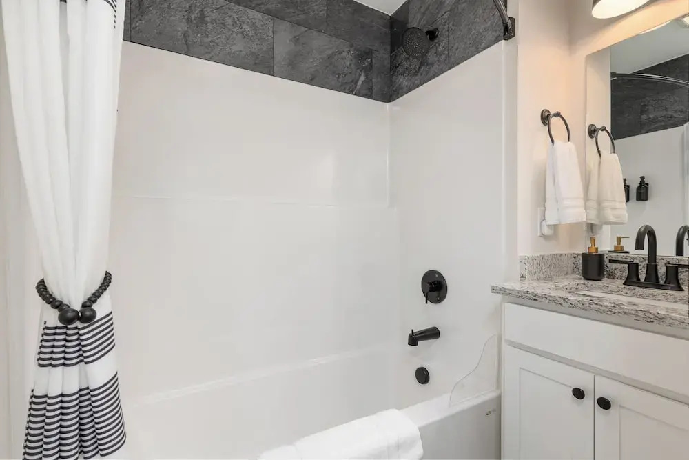 Ideal Location & Mountain Views: Chattanooga Home!