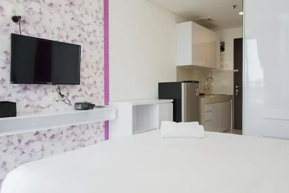 Homey Studio Apartment with Pool View at Springwood Residence