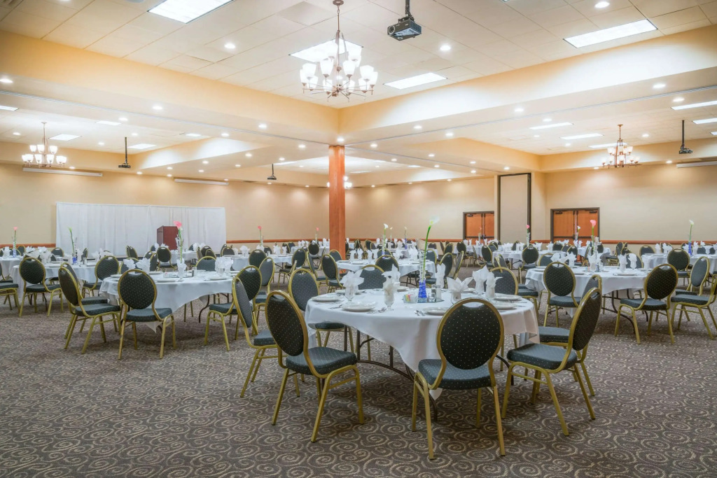 Ramada Tropics Resort & Conf Center by Wyndham Des Moines