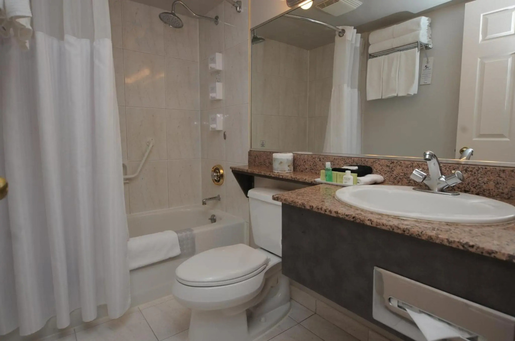 Rosedale on Robson Suite Hotel