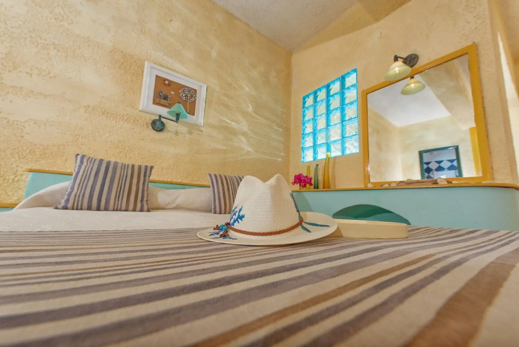 Cavos Bay Hotel & Studios