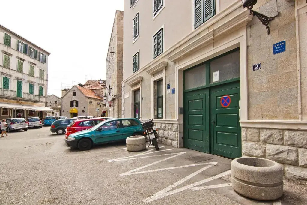 Laura Lux Suites