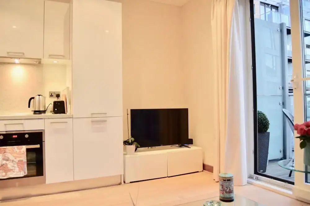 Bright 1 Bedroom Apartment With River Views