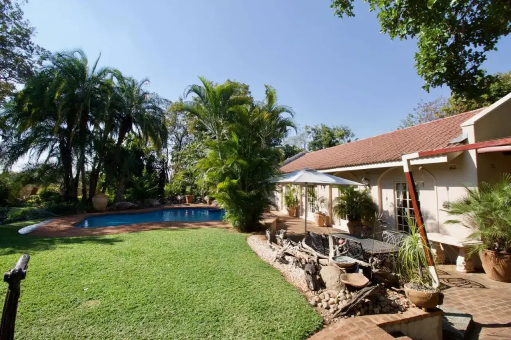 Wonderfully Spacious two Bedroom Cottage in a Quiet Secluded Area of Town on the Edge of the Bush - 1998